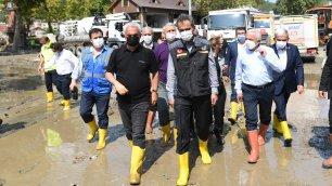 BAKAN ÖZER, SEL FELAKETİNİN YAŞANDIĞI BOZKURT'TA İNCELEMELERDE BULUNDU