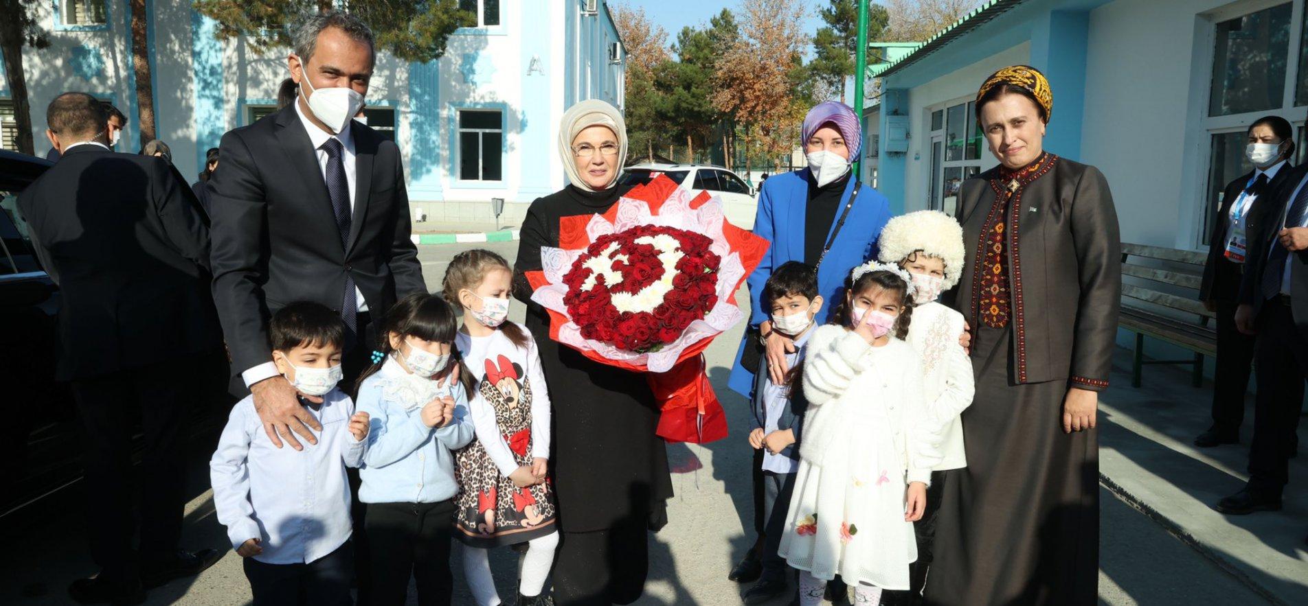 EMİNE ERDOĞAN VE BAKAN ÖZER, AŞKABAT'TA TÜRKMEN-TÜRK OKULUNU ZİYARET ETTİ