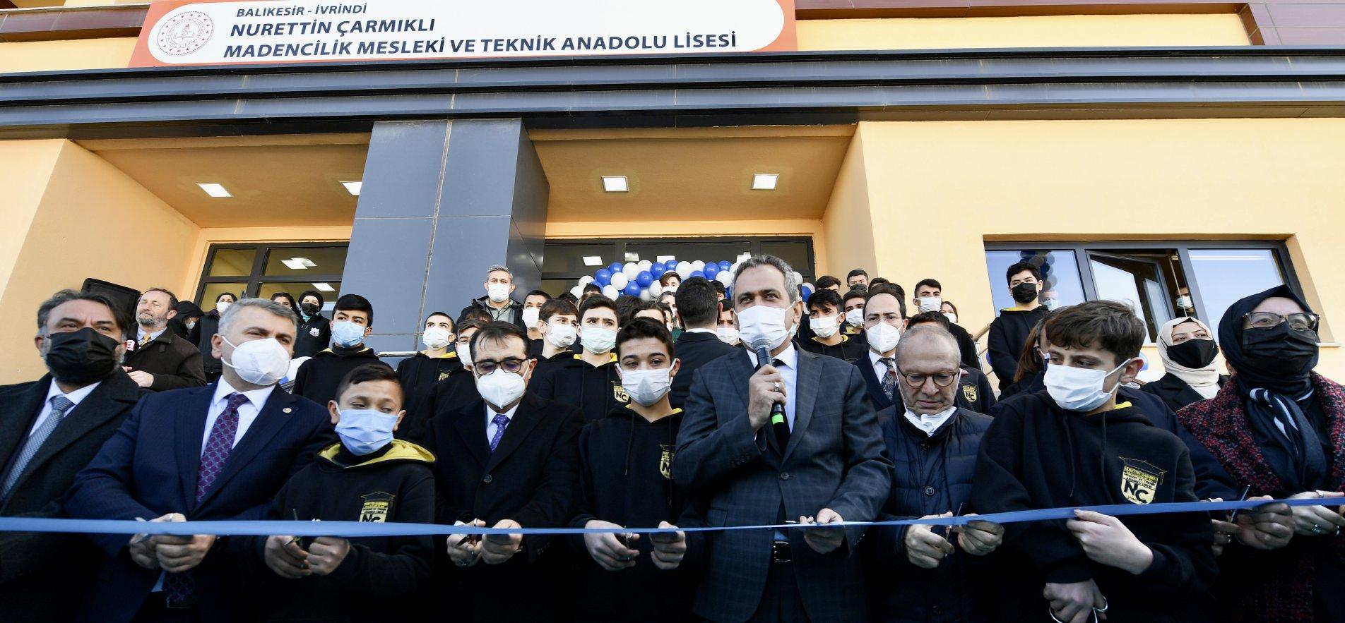 TÜRKİYE'NİN İLK MADENCİLİK MESLEK LİSESİ BAKAN ÖZER VE BAKAN DÖNMEZ'İN KATILIMIYLA AÇILDI