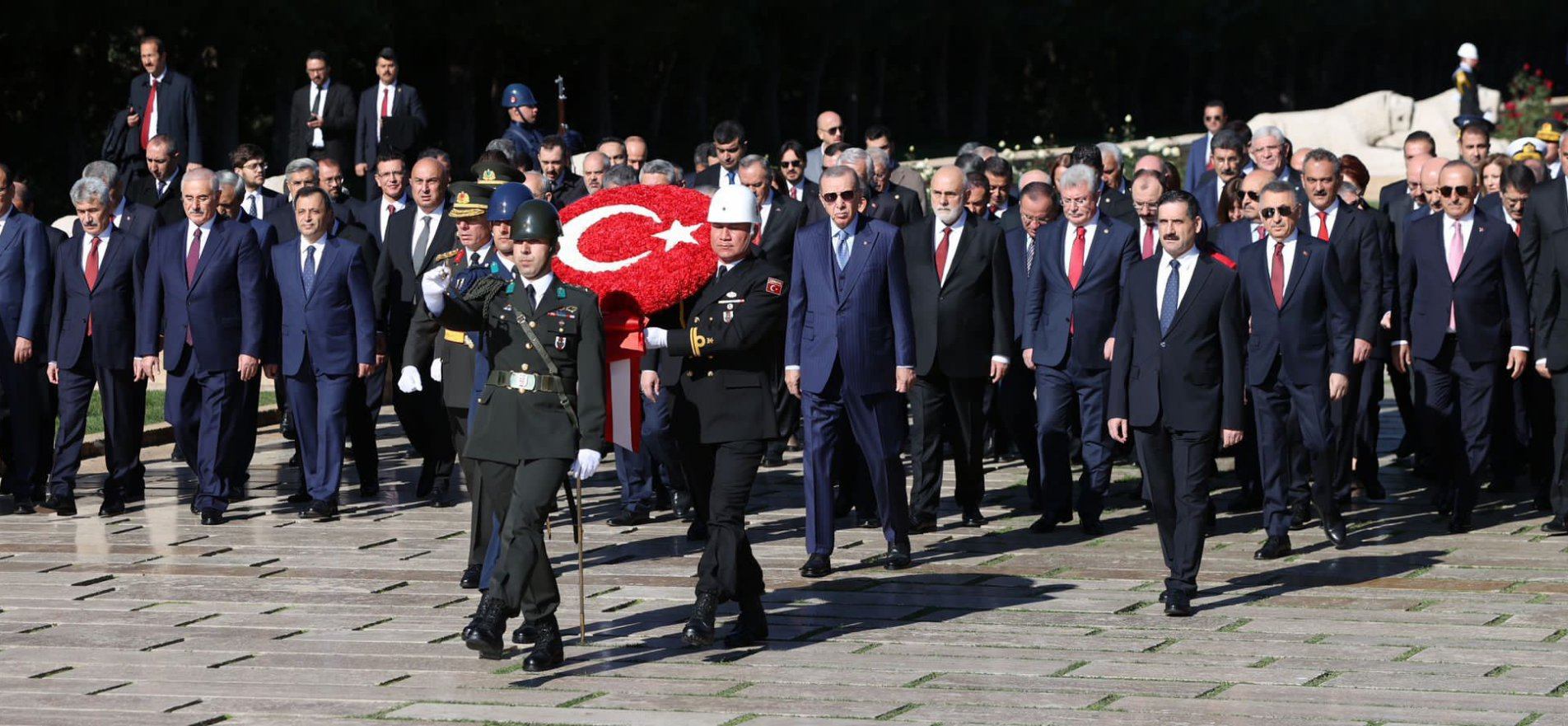 BAKAN ÖZER, CUMHURBAŞKANI ERDOĞAN BAŞKANLIĞINDAKİ DEVLET ERKANI İLE ANITKABİR'İ ZİYARET ETTİ