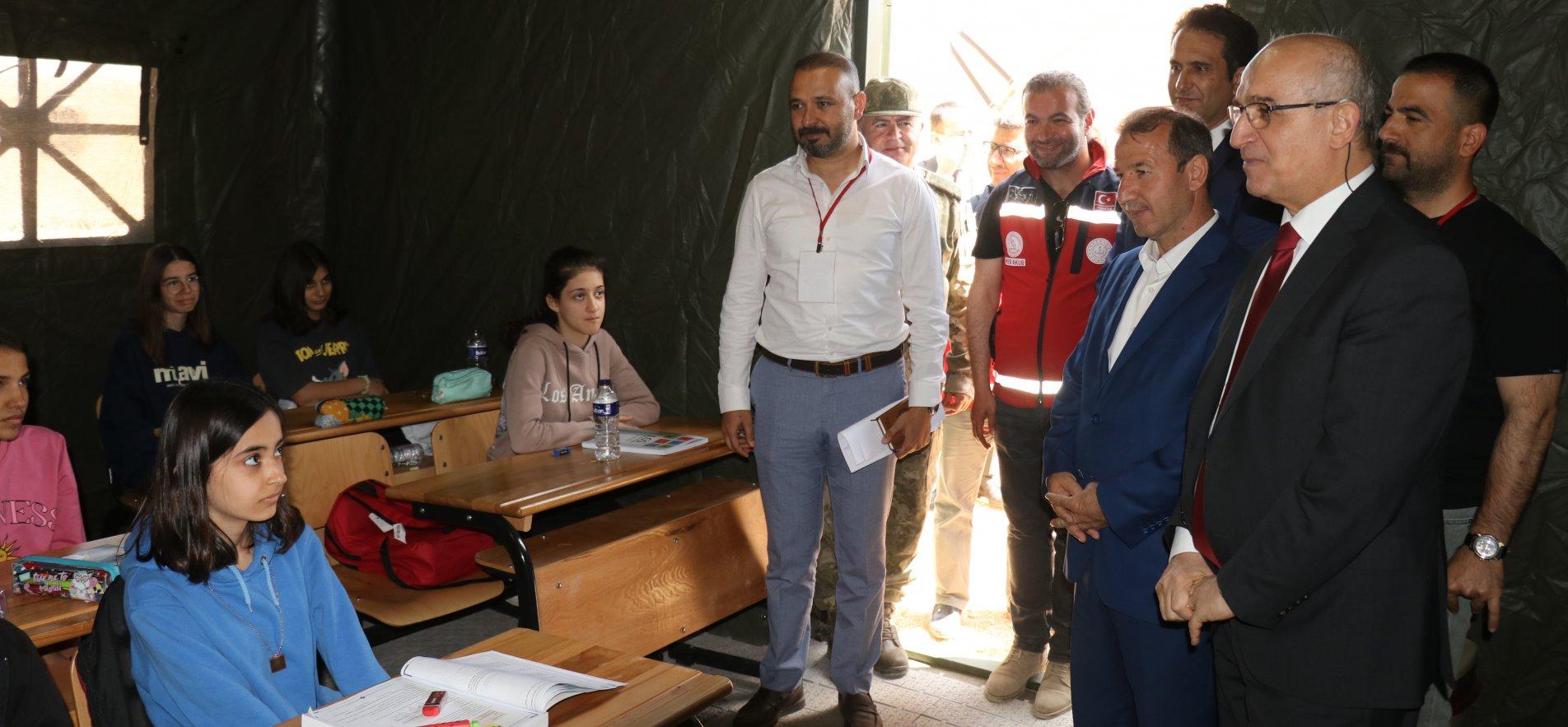 BAKAN YARDIMCISI ŞENSOY, HATAY'DAKİ NATO ÇADIR KENTİNDE ÖĞRENCİLERLE BULUŞTU