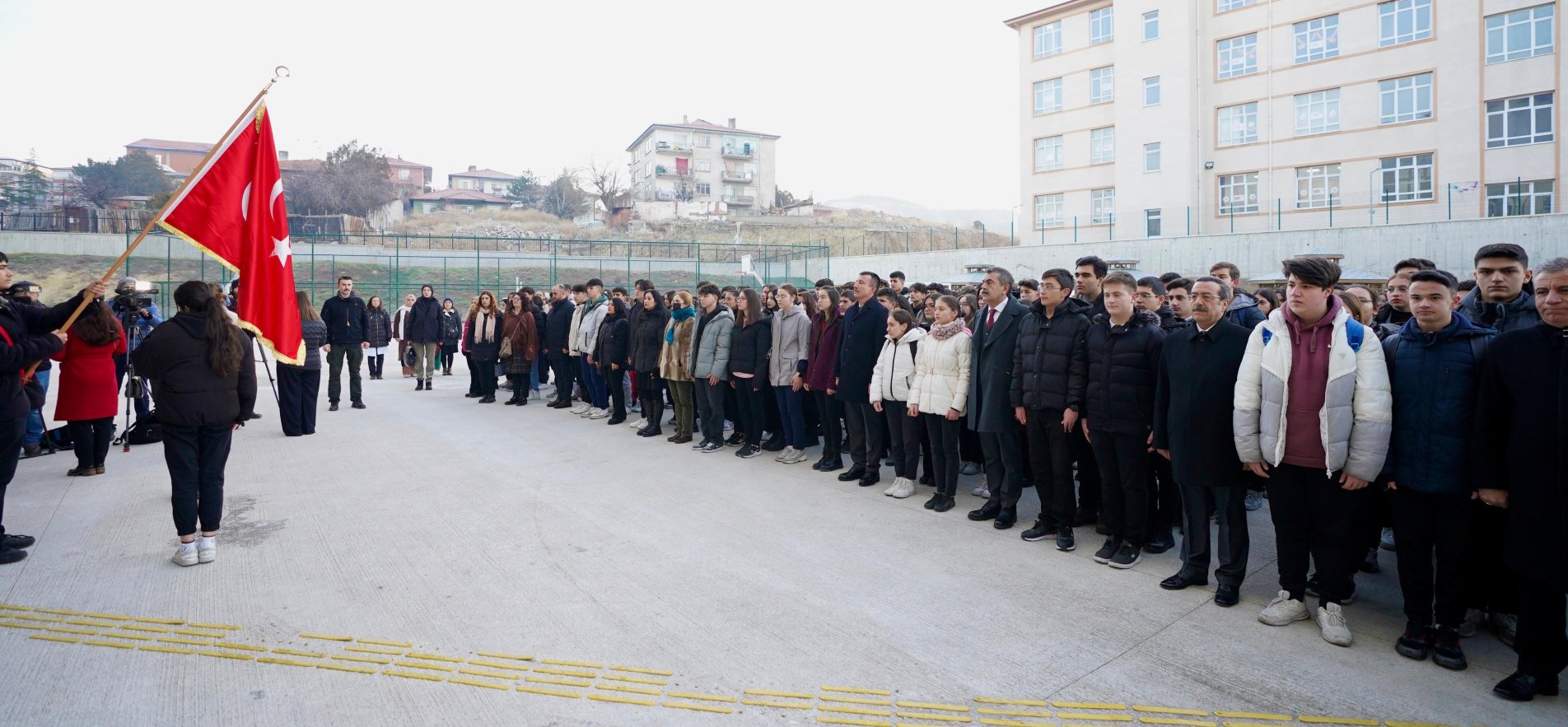 OKULLAR, YENİ HAFTAYA ŞEHİTLERE SAYGI DURUŞUYLA BAŞLADI